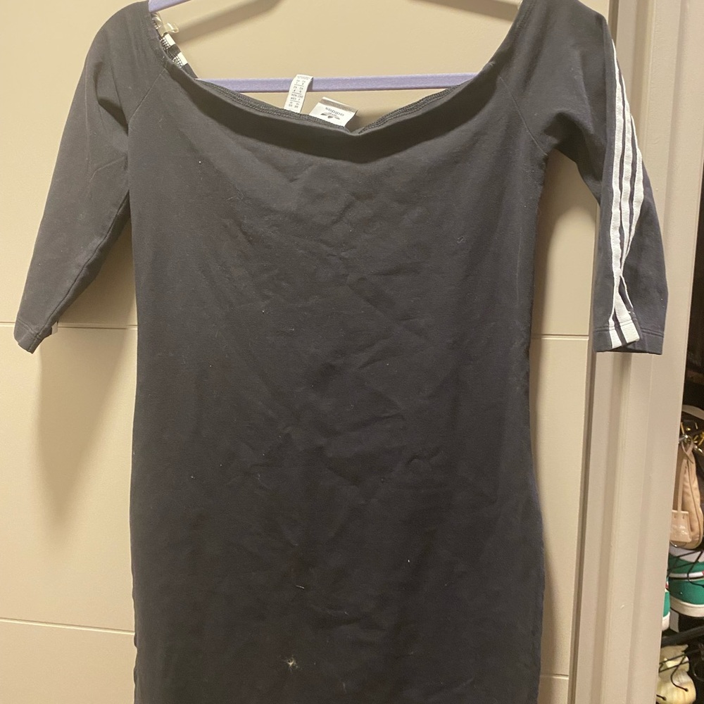 Adidas dress worn once Super cute&chic pair it with some cute Adidas sneaker’s
